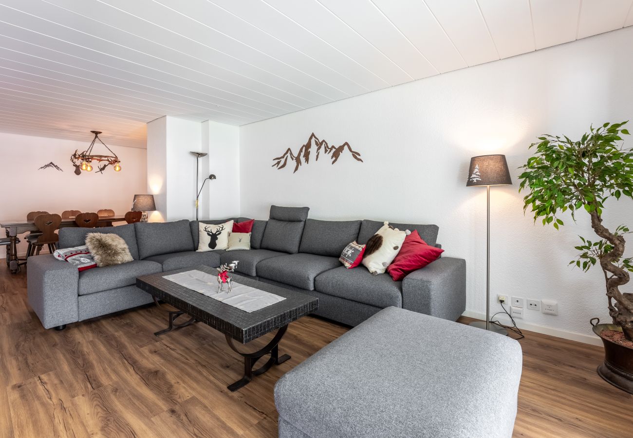 LAAX Homes_Ferienwohnung_Haus Ner B29_Flims Dorf Ferienwohnung, Flims, Balkon mit Aussicht, Wanderung, Skipisten, Erholung, Urlaub, möbliert